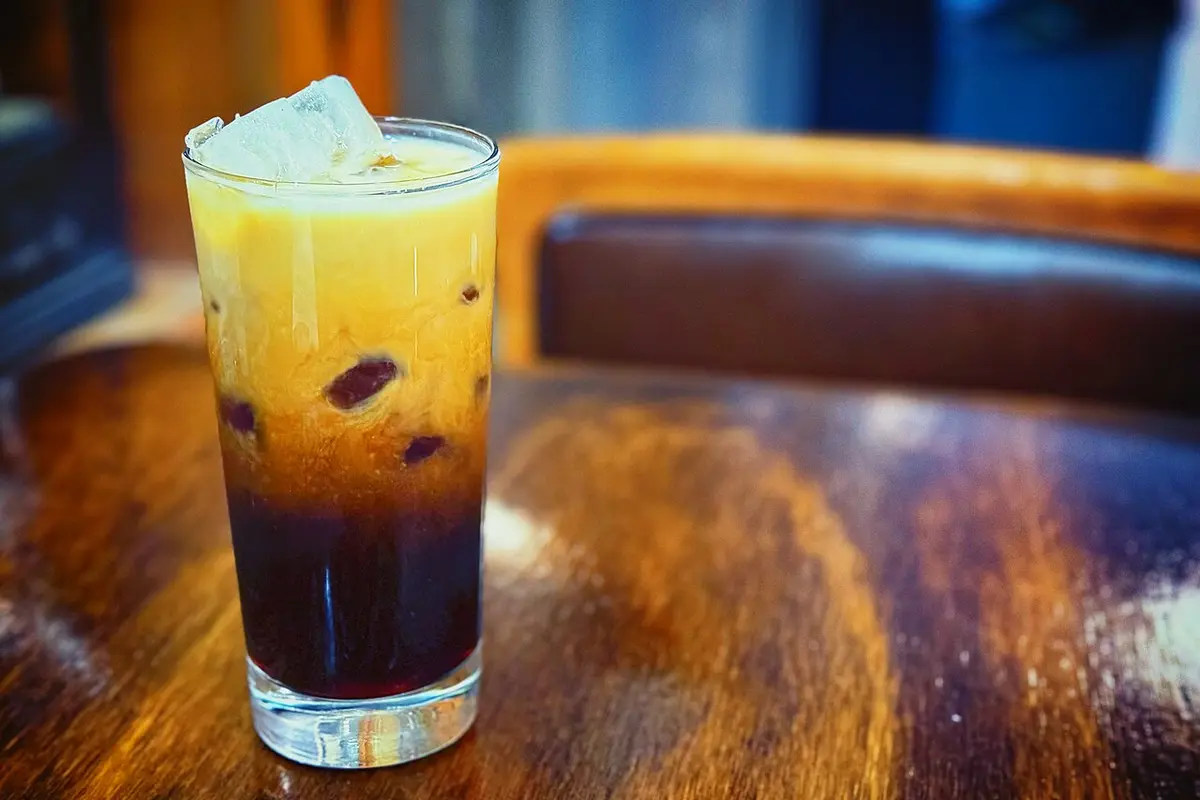 Vaso de café frío con hielo