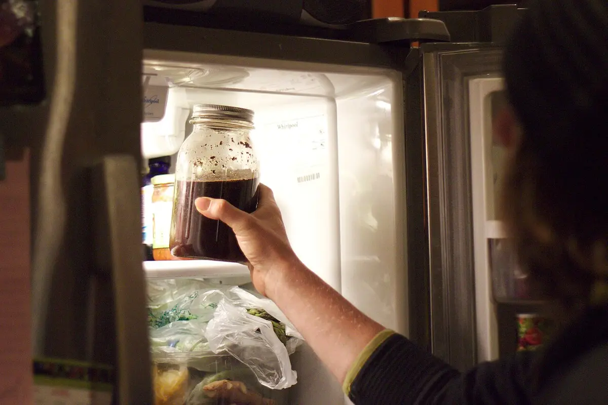 Tarro de café frío reposando en la nevera