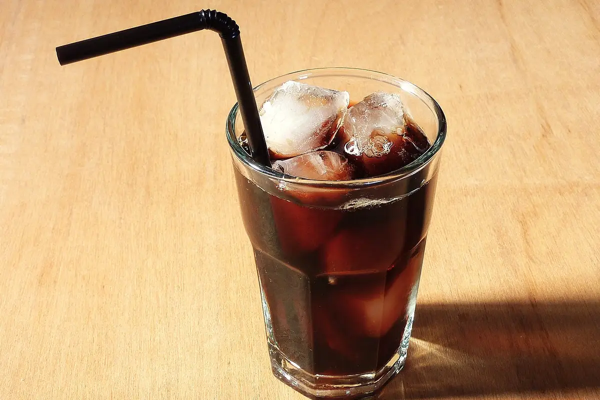 Vaso de café frío con hielo sobre madera