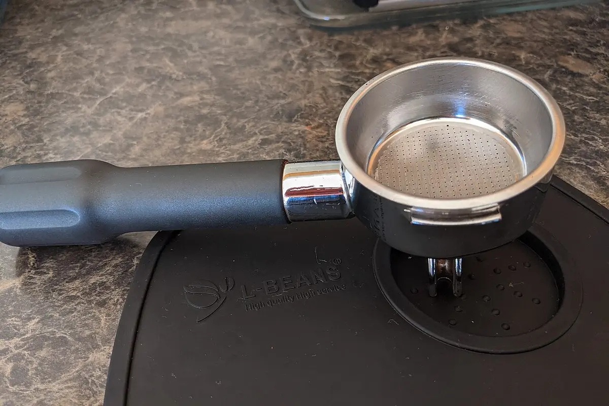 Portafiltro de espresso en primer plano