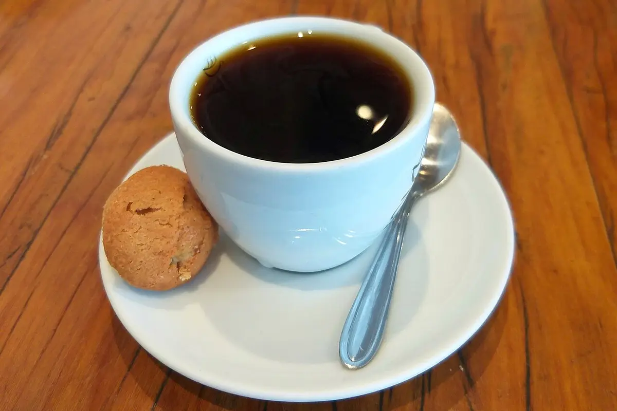 Taza de café de filtro sobre mesa de madera