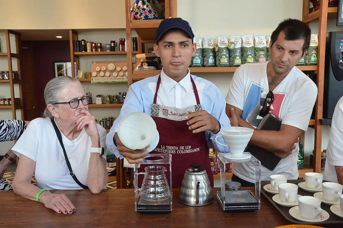 Cafetera de goteo preparando café