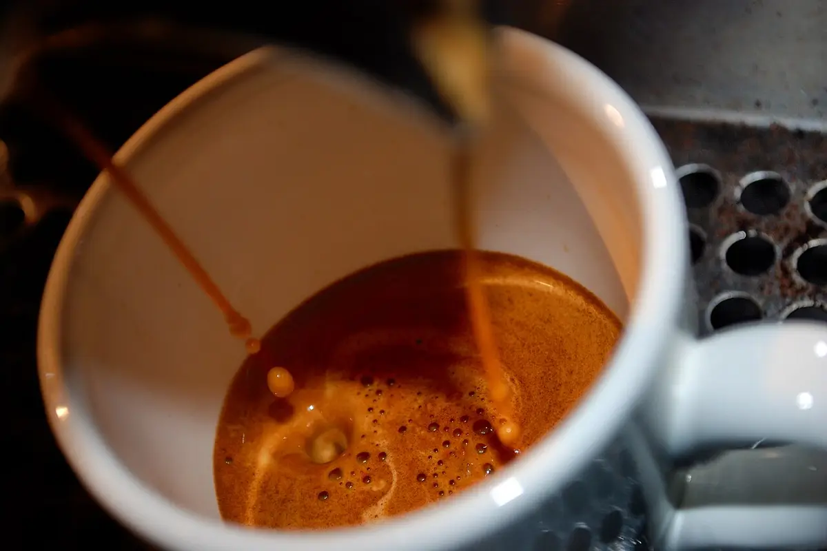 Taza de espresso recién servido