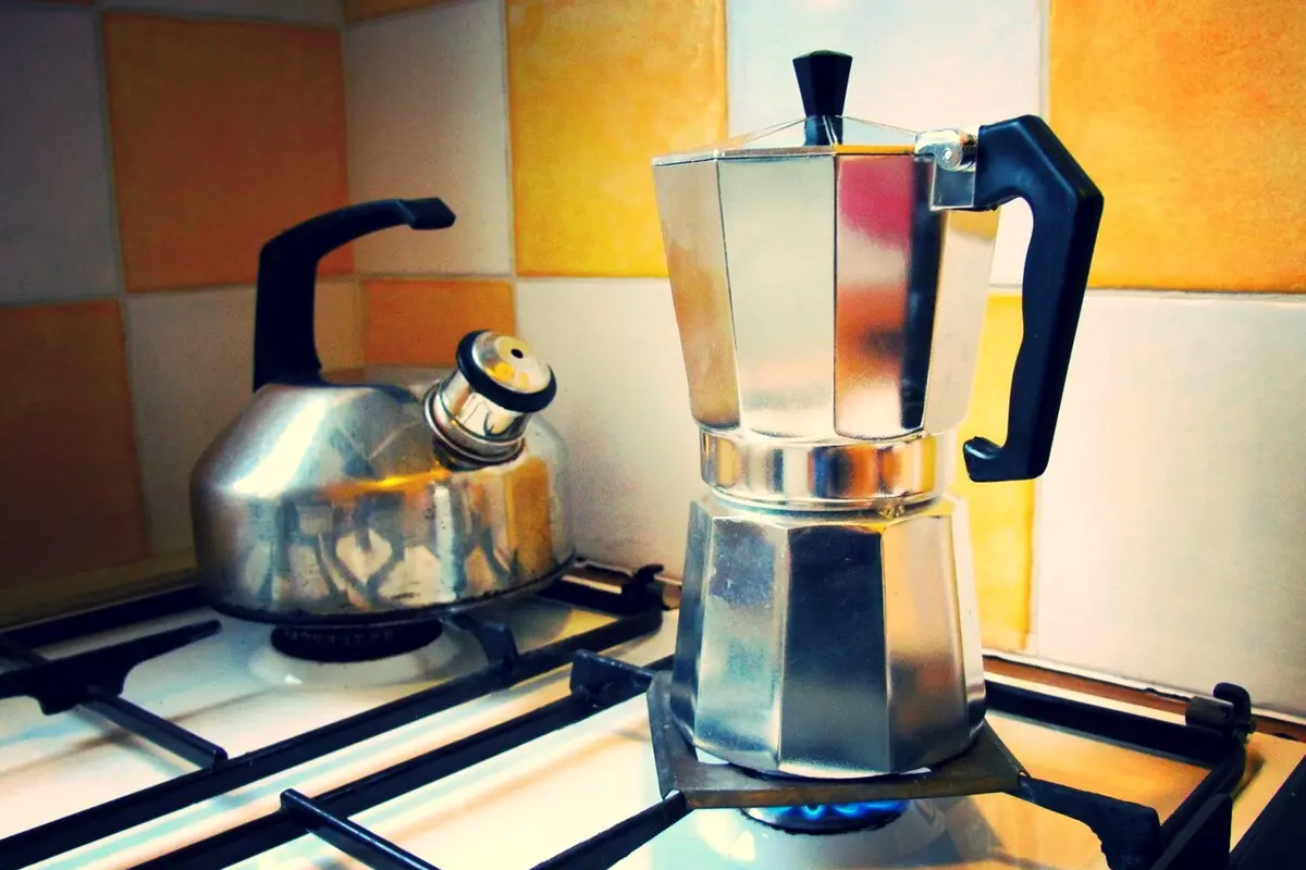 Cafetera italiana preparando café