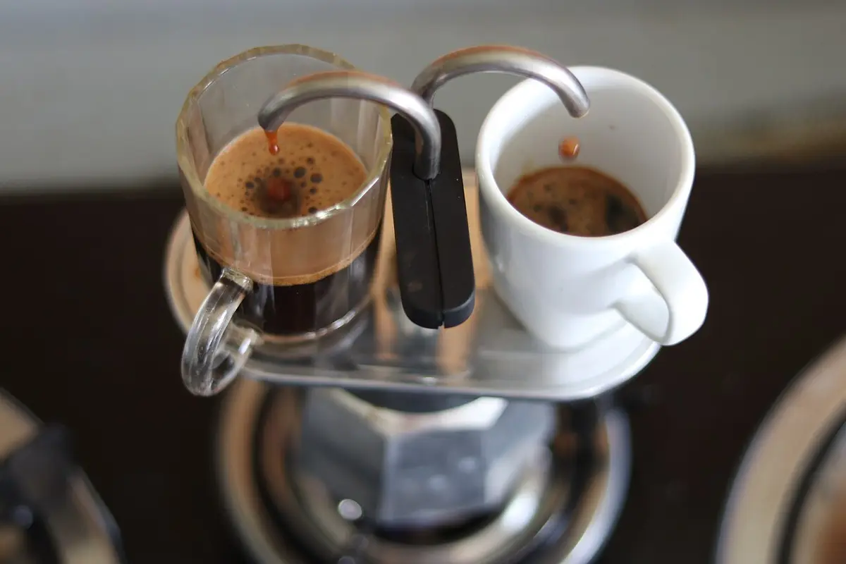 Cafetera italiana preparando café