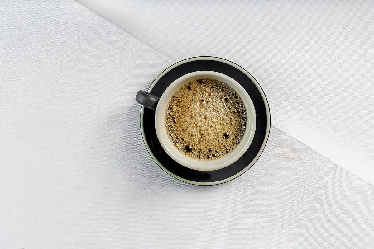 Taza de espresso recién servido