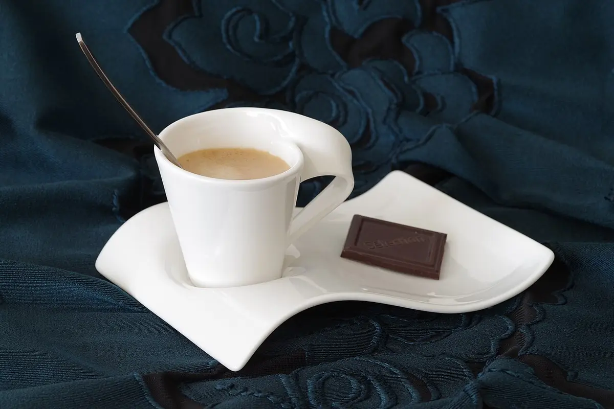 Taza de espresso recién servido