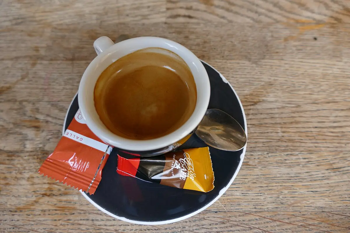 Taza de espresso recién servido