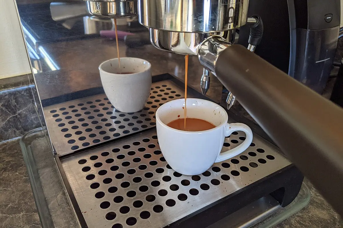 Máquina espresso extrayendo café en una taza