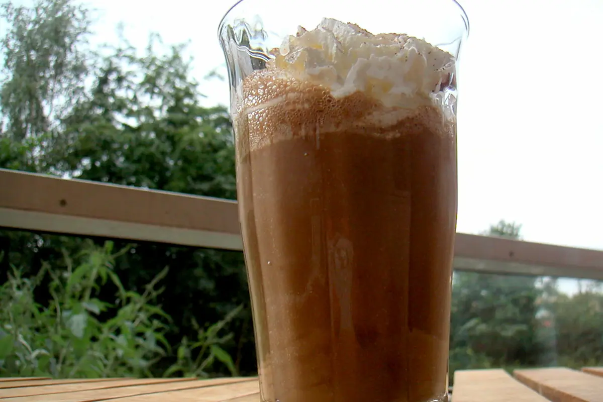 Vaso alto de café frío con nata