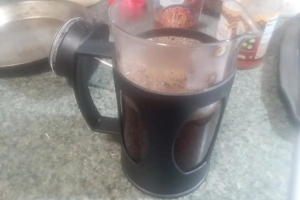 Café de prensa en taza de cristal