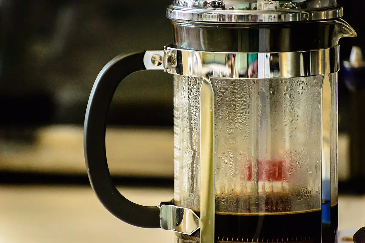 Prensa francesa con café en primer plano