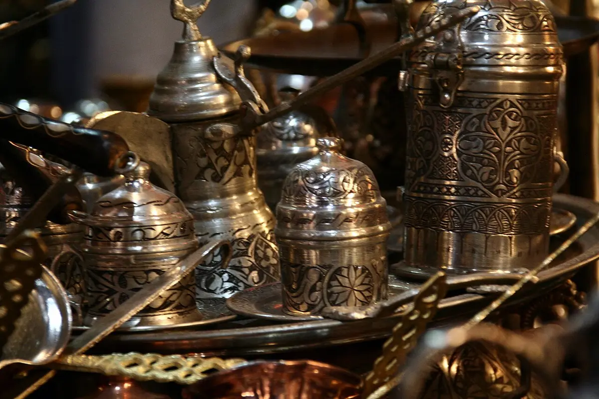 Café turco servido en su taza tradicional