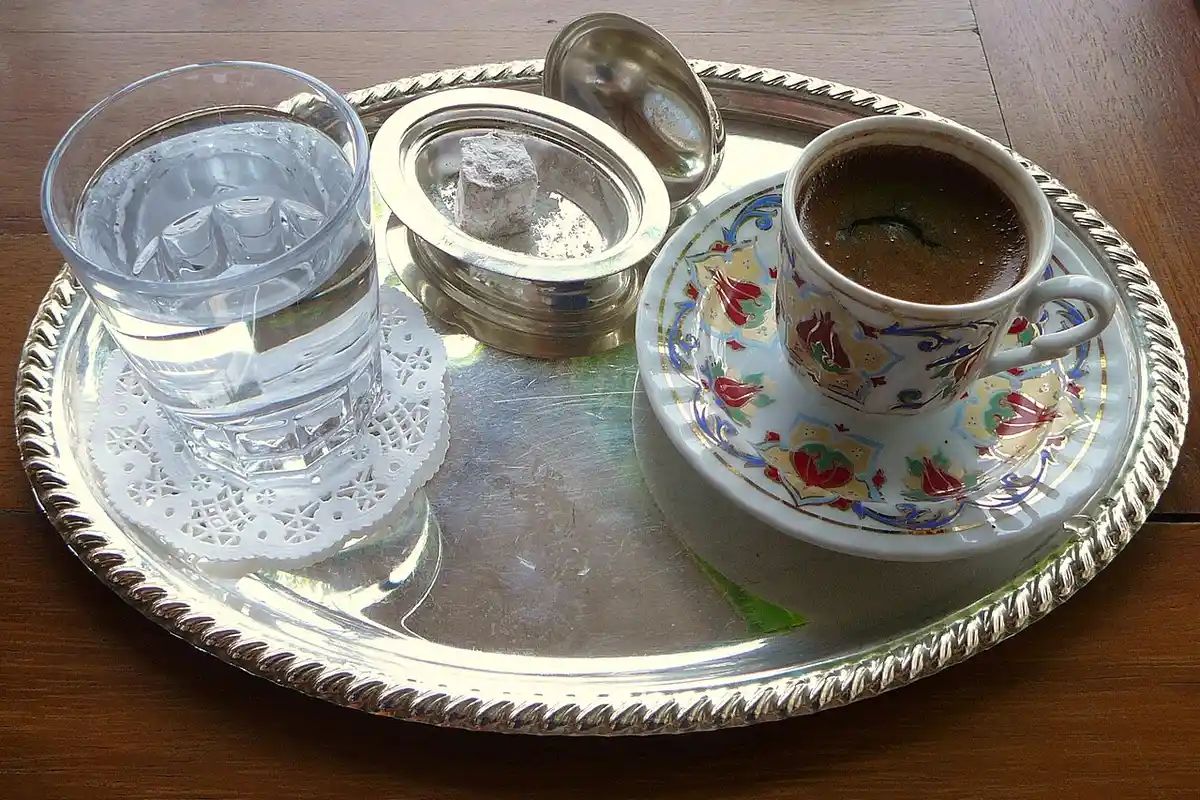 Café turco servido en su taza tradicional