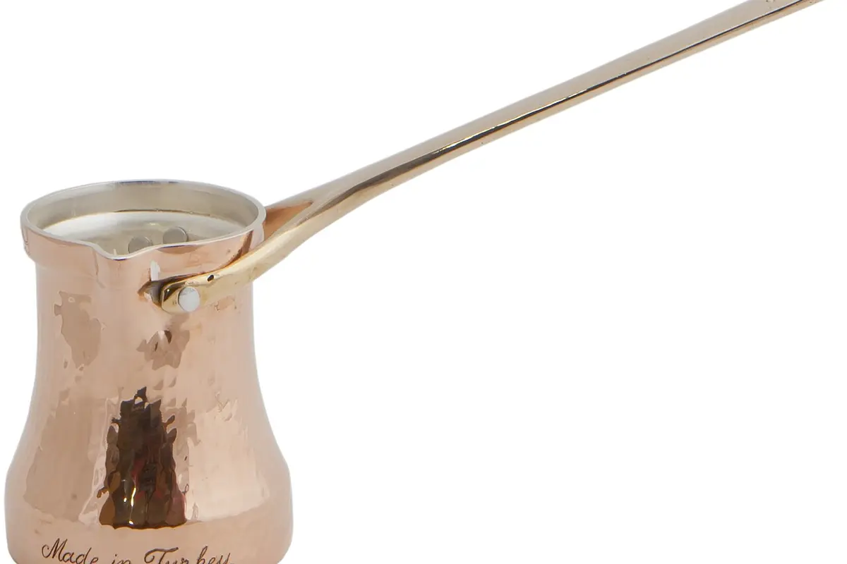 Café turco servido en su taza tradicional