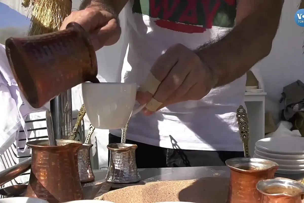 Café turco servido en su taza tradicional
