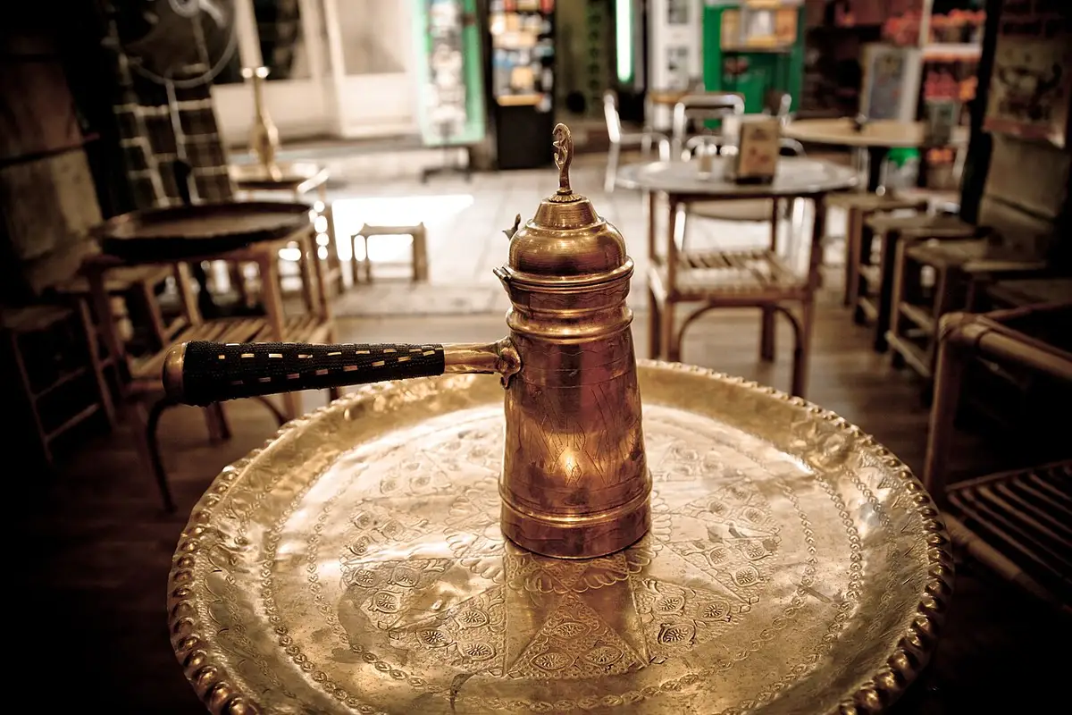 Café turco servido en su taza tradicional