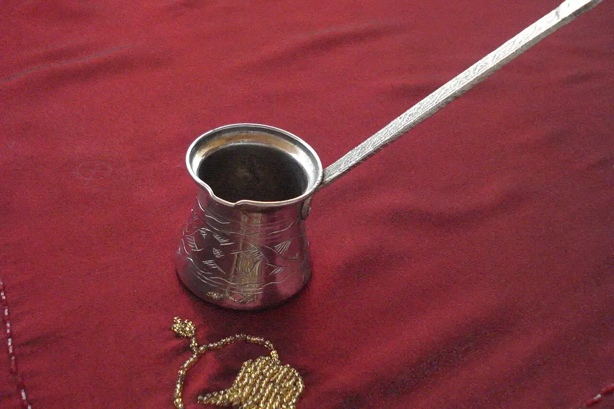 Café turco servido en su taza tradicional