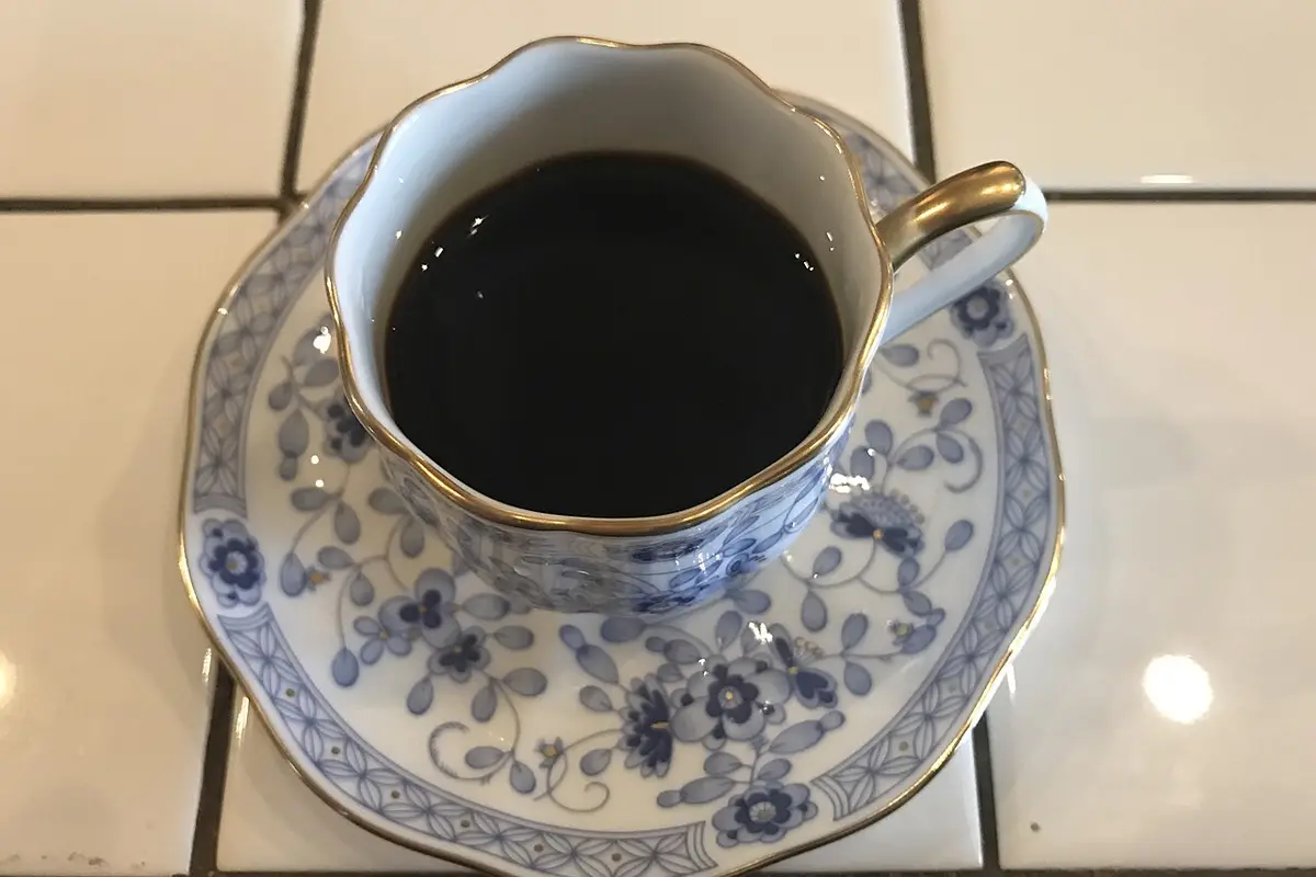 Taza de café negro en porcelana clásica