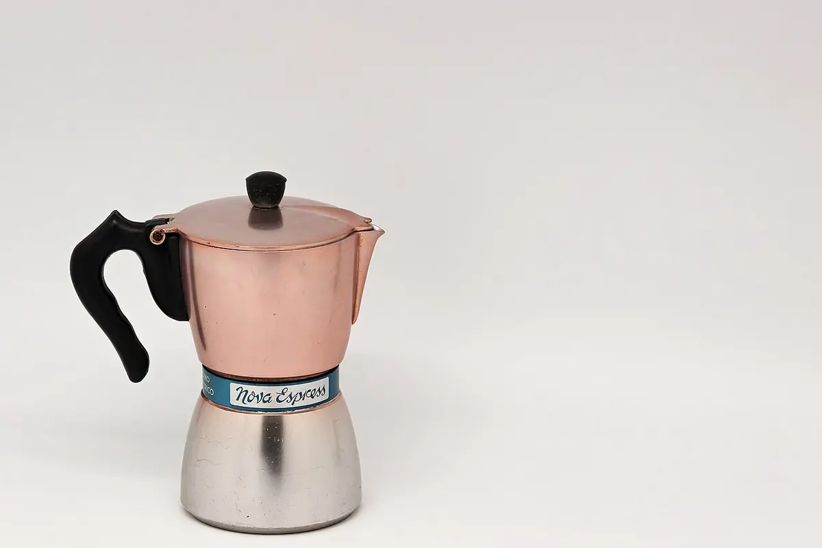 Cafetera italiana preparando café