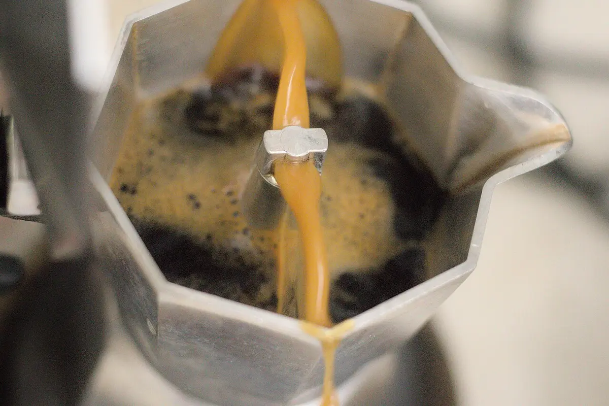 Cafetera italiana preparando café