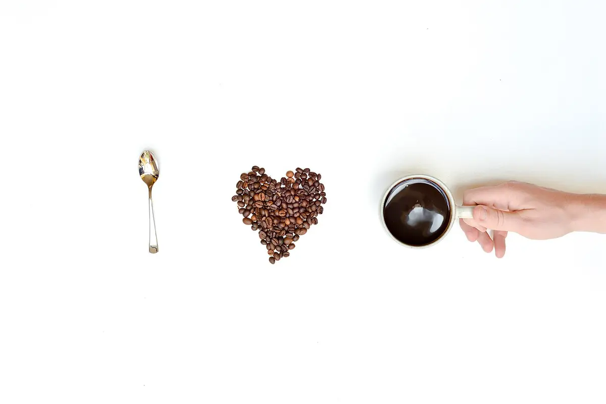 Composición con granos de café en forma de corazón