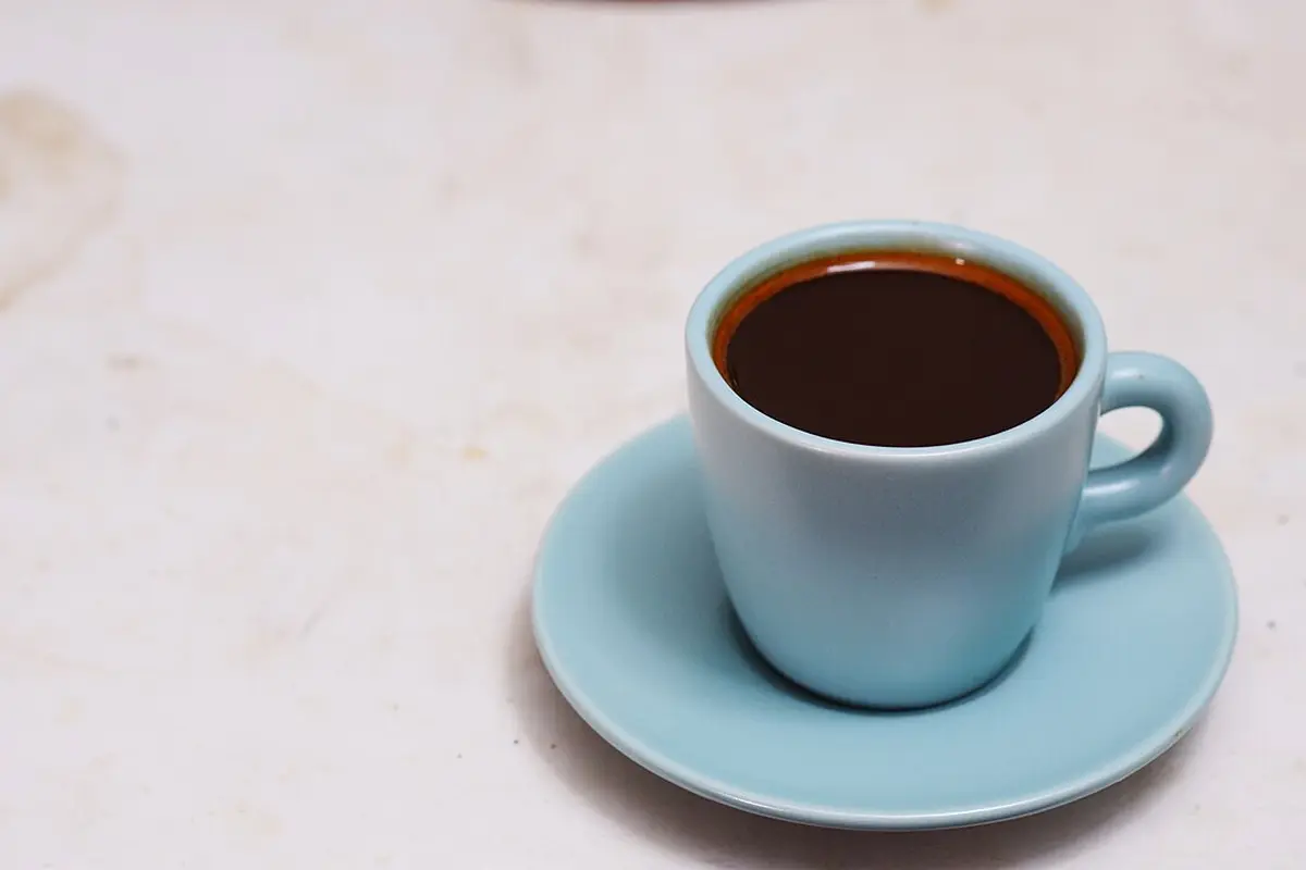 Taza de espresso recién servido