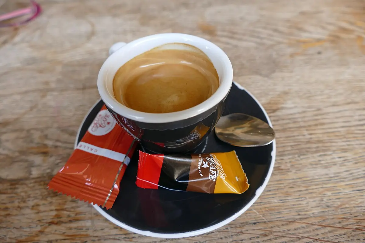 Taza de espresso recién servido
