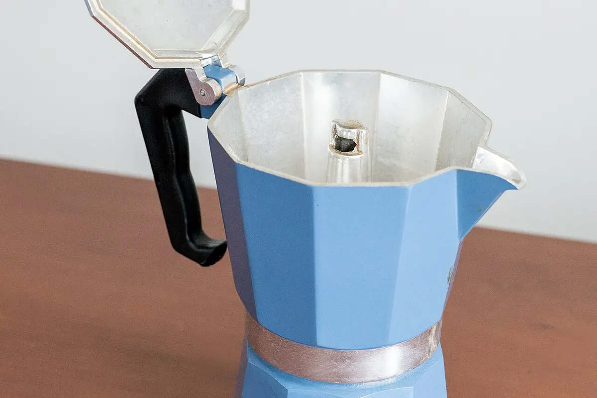 Cafetera italiana abierta, lista para preparar café