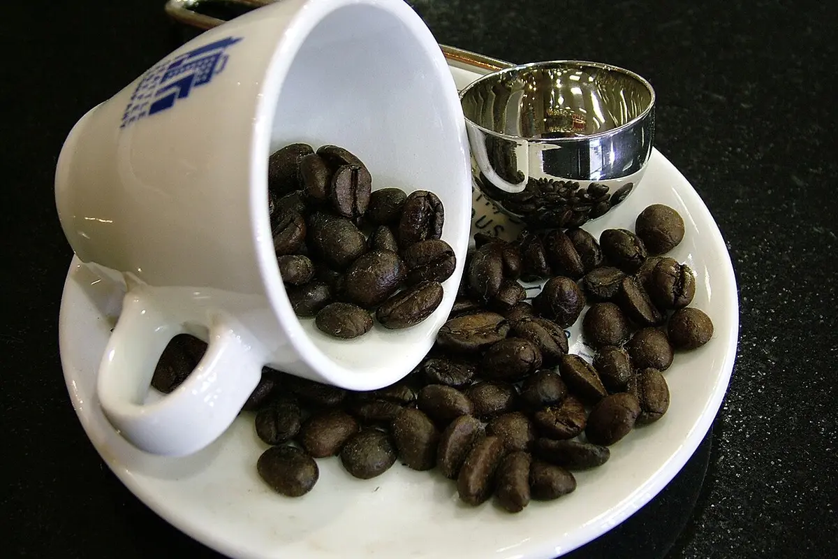 Granos de café saliendo de una taza