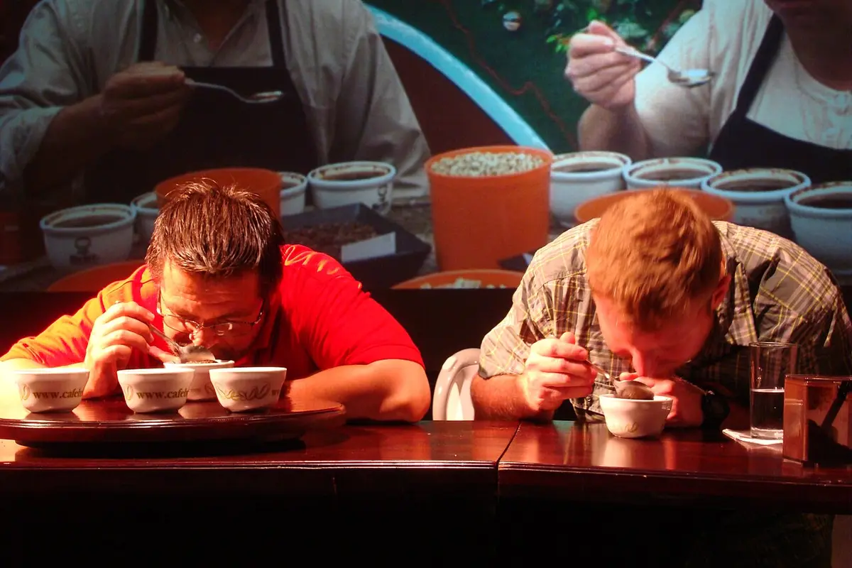 Taza de café junto a granos de café